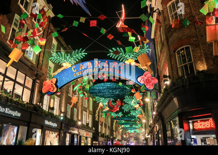 Londres, Royaume-Uni. 9 nov, 2017. grandes foules assister pour regarder un superbe écran de lumières de Noël avec un carnaval thème d'oiseaux tropicaux et de palmiers à l'interrupteur des lumières de Noël de Carnaby street à crédit : amer ghazzal/Alamy live news Banque D'Images