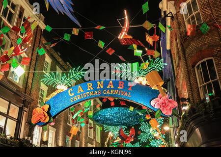 Londres, Royaume-Uni. 9 nov, 2017. grandes foules assister pour regarder un superbe écran de lumières de Noël avec un carnaval thème d'oiseaux tropicaux et de palmiers à l'interrupteur des lumières de Noël de Carnaby street à crédit : amer ghazzal/Alamy live news Banque D'Images