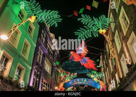 Londres, Royaume-Uni. 9 nov, 2017. grandes foules assister pour regarder un superbe écran de lumières de Noël avec un carnaval thème d'oiseaux tropicaux et de palmiers à l'interrupteur des lumières de Noël de Carnaby street à crédit : amer ghazzal/Alamy live news Banque D'Images