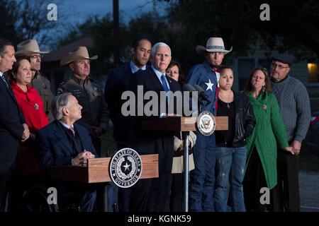 Texas, États-Unis. 8 novembre 2017. Le vice-président américain Mike Pence s’adresse aux médias aux côtés du gouverneur du Texas Greg Abbott, de gauche, des premiers intervenants et des membres de leur famille lors d’une visite à la fusillade de l’église baptiste de Sutherland Springs le 8 novembre 2017 à Floresville, au Texas. Crédit : Planetpix/Alamy Live News Banque D'Images