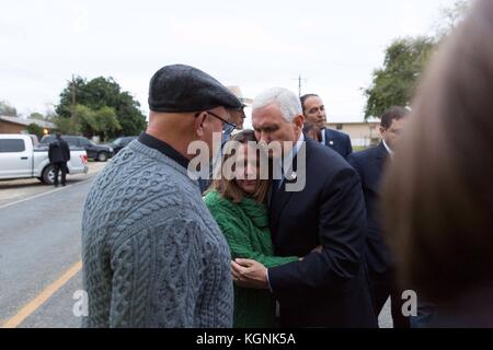 Texas, États-Unis. 8 novembre 2017. Le vice-président américain Mike Pence réconforte une femme lors d'une réunion avec des membres de la famille et des victimes de la fusillade de l'église baptiste de Sutherland Springs le 8 novembre 2017 à Floresville, Texas. Crédit : Planetpix/Alamy Live News Banque D'Images