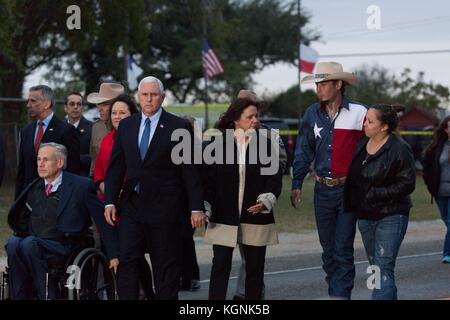 Texas, États-Unis. 8 novembre 2017. Le vice-président américain Mike Pence et Karen Pence marchent aux côtés du gouverneur du Texas Greg Abbott, à gauche, et Johnnie Langendorff, à droite, et sa petite amie Summer Caddell, à droite, lors d'une visite à la fusillade de l'église baptiste de Sutherland Springs le 8 novembre 2017 à Floresville, Texas. Johnnie Langendorff a aidé à arrêter l'homme armé et a donné la poursuite avec Stephen Willeford. Crédit : Planetpix/Alamy Live News Banque D'Images