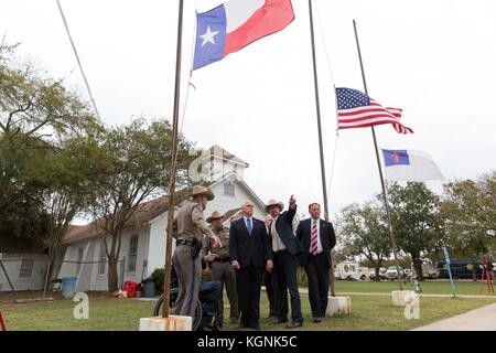 Texas, États-Unis. 8 novembre 2017. Le vice-président américain Mike Pence est informé sur la scène du crime par des responsables de l'application de la loi lors d'une visite à l'église baptiste de Sutherland Springs le 8 novembre 2017 à Floresville, Texas. Le tireur Devin Patrick Kelley a tué 26 personnes rassemblées pour le service religieux dans la petite ville du Texas. Crédit : Planetpix/Alamy Live News Banque D'Images