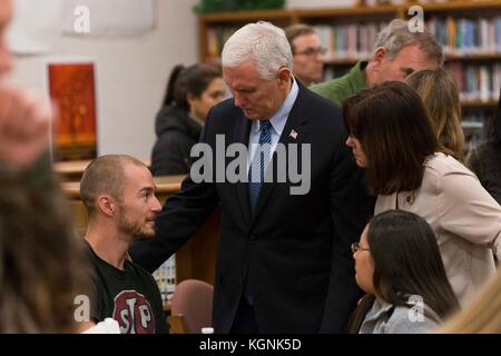 Texas, États-Unis. 8 novembre 2017. Le vice-président américain Mike Pence et Karen Pence réconfortent les victimes et les membres de leur famille de la fusillade de l'église baptiste de Sutherland Springs le 8 novembre 2017 à Floresville, Texas. Crédit : Planetpix/Alamy Live News Banque D'Images