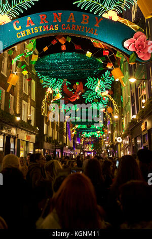 Londres, Royaume-Uni. Nov 9, 2017. Carnaby Street Les lumières de Noël sur l'interrupteur. Crédit : Tony Farrugia/Alamy Live News Banque D'Images