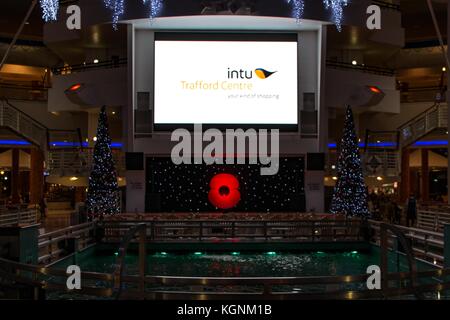 Le Trafford Centre, Manchester, Royaume-Uni. 9 nov, 2017. dans le centre Trafford de Manchester un gaint poppy a pris le devant de la scène dans les centres food hall ss nous approchons remeberance dimanche il est temps de ceux qu'il y a donné rember vit mal placé juste dans les deux guerres mondiales, mais ceux qui ont perdu n'y vit dans des conflits à travers le monde. crédit : david billinge/Alamy live news Banque D'Images