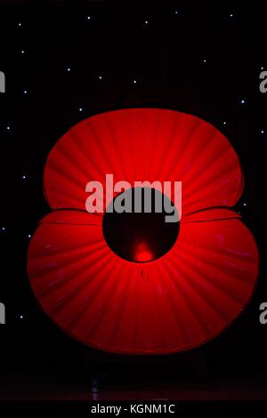 Le Trafford Centre, Manchester, Royaume-Uni. 9 nov, 2017. dans le centre Trafford de Manchester un gaint poppy a pris le devant de la scène dans les centres food hall ss nous approchons remeberance dimanche il est temps de ceux qu'il y a donné rember vit mal placé juste dans les deux guerres mondiales, mais ceux qui ont perdu n'y vit dans des conflits à travers le monde. crédit : david billinge/Alamy live news Banque D'Images