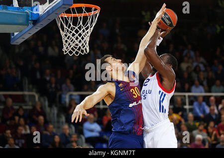 Barcelone, Espana. 08 novembre 2017. Bryant Dunston et Victor Claver lors du match opposant FC Barcelone contre Zalgiris Kaunas correspondant à la semaine 6 de l'Euroleague de basket, à Barcelone, le 08 novembre 2017. Crédit : Gtres Información más Comuniación on line, S.L./Alamy Live News Banque D'Images