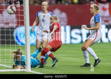 Vancouver, Canada. Nov 9, 2017. Adriana Leon (rouge) du Canada marque le but dans la seconde moitié. Score final 1-1. Canada vs USA, BC Place Stadium. Credit : Gerry Rousseau/Alamy Live News Banque D'Images