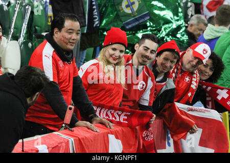 Windsor Park à Belfast en Irlande du Nord. 09 novembre 2017. Qualification pour la Coupe du Monde 2018 Play-Off (Première partie) - Irlande du Nord 0 Suisse 1. La Suisse fans posent pour une photographie à Windsor Park. Crédit : David Hunter/Alamy Live News. Banque D'Images