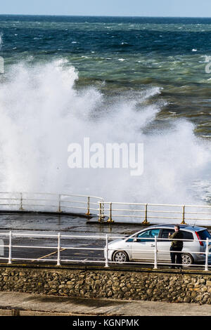 Aberystwyth pays de Galles Royaume-Uni, vendredi 10 novembre 2017 Météo Royaume-Uni : une journée froides et bruyantes à Aberystwyth sur la côte ouest du pays de galles, avec des vents forts et la marée haute qui se combinent pour amener des vagues qui s'écrasent sur les voitures garées la photo en bord de mer crédit : Keith Morris/Alamy Live News Banque D'Images