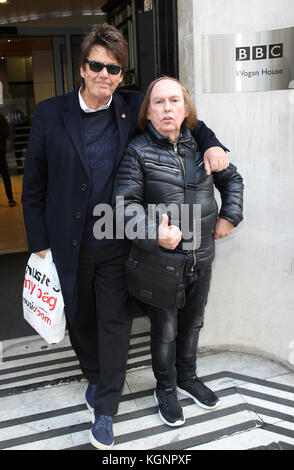 Londres, Royaume-Uni. 10 nov, 2017. Mike lire dj ( l ) et Dave Hill de slade 70's glam rock band vu à la BBC Radio 2 studios à Londres : crédit wfpa/Alamy live news Banque D'Images