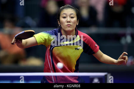 Magdebourg, Allemagne. 10 novembre 2017. Tennis de table : Open d'Allemagne à Magdebourg, Allemagne, 10 novembre 2017. Femmes, célibataire, 2. Tour : Han Ying (Allemagne) vs Suh Hyowon (Corée du Sud) : Han Ying d'Allemagne se concentre sur le ballon. Crédit : Ronny Hartmann/dpa-Zentralbild/dpa/Alamy Live News Banque D'Images