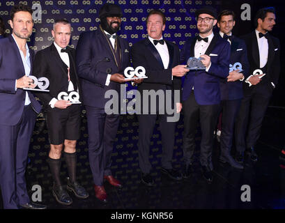 Berlin, Allemagne. 09 novembre 2017. Les lauréats remportent leur prix lors de la cérémonie de remise du prix GQ Men of the Year 2017 au Komische Oper à Berlin, en Allemagne, le 9 novembre 2017. La cérémonie a lieu chaque année par le magazine 'GQ' de Munich, Allemagne. Crédit : Jens Kalaene/dpa-Zentralbild/ZB/dpa/Alamy Live News Banque D'Images