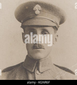 Une photographie en noir et blanc de Reuben Burgess, un résident de Hoathly à l'est, tué au cours de la première guerre mondiale. Banque D'Images