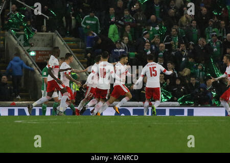 Windsor Road, Belfast, Irlande du Nord. 09Th Nov, 2017. Qualification pour la Coupe du Monde 2018 Play-Off (Première partie) - Irlande du Nord 0 Suisse 1. Ricardo Rodriguez (13) célèbre son but pour la Suisse. Crédit : David Hunter/Alamy Live News Banque D'Images