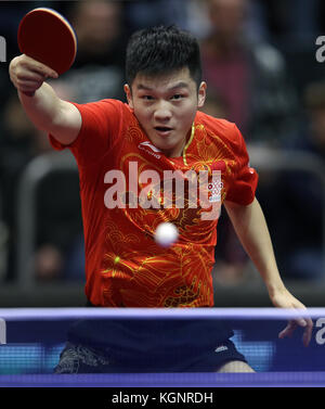 Magdebourg, Allemagne. 10 novembre 2017. Fan Zhendong de Chine en action pendant les hommes, célibataire, 2. Manche de l'Open de tennis de table allemand entre Fan Zhendong (Chine) et Patrick Franziska (Allemagne) à Magdebourg, Allemagne, le 10 novembre 2017. Crédit : Ronny Hartmann/dpa-Zentralbild/dpa/Alamy Live News Banque D'Images