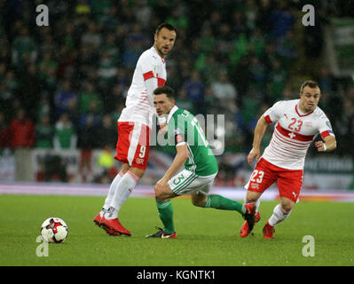 Belfast, en Irlande. Nov 9, 2017. d'Irlande du Nord / Suisse - qualification pour la coupe du monde 2018 - play off - première manche - Windsor Park. Belfast, en Irlande du Nord - nov 09 : la Suisse haris seferovic (à gauche) et Xherdan Shaqiri (droite) ne parviennent pas à arrêter l'Irlande du Nord corry Evans pendant la coupe du monde FIFA 2018 play-offs. crédit : l'oeil irlandais/Alamy live news Banque D'Images