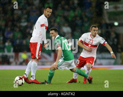 Belfast, en Irlande. Nov 9, 2017. d'Irlande du Nord / Suisse - qualification pour la coupe du monde 2018 - play off - première manche - Windsor Park. Belfast, en Irlande du Nord - nov 09 : la Suisse haris seferovic (à gauche) et Xherdan Shaqiri (droite) ne parviennent pas à arrêter l'Irlande du Nord corry Evans pendant la coupe du monde FIFA 2018 play-offs. crédit : l'oeil irlandais/Alamy live news Banque D'Images