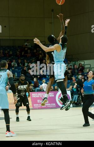 Newcastle, Royaume-Uni. 10 novembre 2017. Darius Defoe de l’ESH Group Eagles Newcastle et Elias Desport de Surrey Scorchers, en bleu, sautant pour le ballon à la pointe de leur match de la British Basketball League au Sport Central. Crédit : Colin Edwards/Alamy Live News Banque D'Images