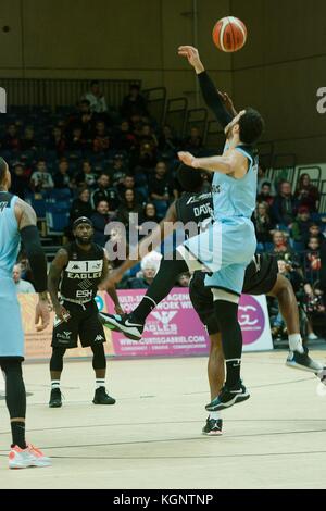 Newcastle, Royaume-Uni. 10 novembre 2017. Darius Defoe de l’ESH Group Eagles Newcastle et Elias Desport de Surrey Scorchers, en bleu, sautant pour le ballon à la pointe de leur match de la British Basketball League au Sport Central. Crédit : Colin Edwards/Alamy Live News Banque D'Images