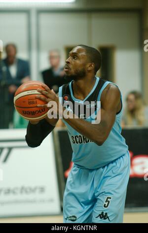 Newcastle, Royaume-Uni. 10 novembre 2017. Tony Hicks prend un tir gratuit pour Surrey Scorchers contre Newcastle Eagles dans leur match de la British Basketball League au Sport Central. Crédit : Colin Edwards/Alamy Live News Banque D'Images