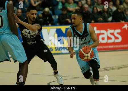 Newcastle, Royaume-Uni. 10 novembre 2017. Caylin Raftopoulas du Surrey Scorchers dribble le ballon contre les Newcastle Eagles lors de leur match en British Basketball League au Sport Central. Crédit : Colin Edwards/Alamy Live News Banque D'Images