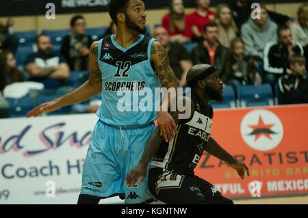 Newcastle, Royaume-Uni. 10 novembre 2017. Saah Nimley des Newcastle Eagles, à droite, revient contre Levi Noel des Surrey Scorchers dans leur match de la British Basketball League au Sport Central. Crédit : Colin Edwards/Alamy Live News Banque D'Images