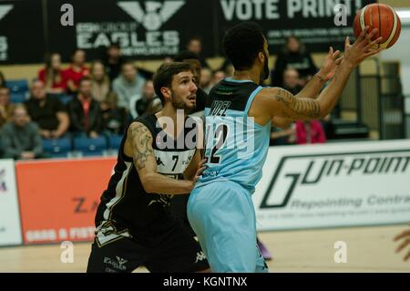 Newcastle, Royaume-Uni. 10 novembre 2017. Levi Noel, à droite, des Surrey Scorchers passant le ballon lors de leur match de la British Basketball League au Sport Central. Jura Gunjina le marque. Crédit : Colin Edwards/Alamy Live News Banque D'Images