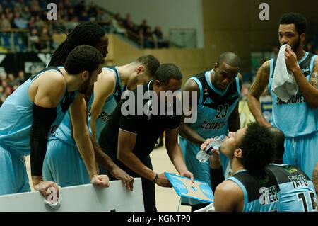 Newcastle, Royaume-Uni. 10 nov, 2017. creon raftopoulos, entraîneur-chef de Surrey scorchers, parler à l'équipe pendant un temps d'arrêt dans leur british basketball league match contre Newcastle sport eagles à central. crédit : Colin Edwards/Alamy live news Banque D'Images