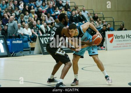 Newcastle, Royaume-Uni. 10 nov, 2017. darius defoe gauche de newcastle blanche essayant d'obtenir l'arrêt de basket-ball jordan Williams de Surrey scorchers durant leur british basketball league match au centre de sport. crédit : Colin Edwards/Alamy live news Banque D'Images