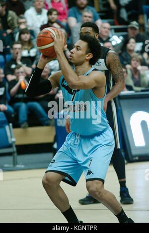 Newcastle, Royaume-Uni. 10 novembre 2017. Joshua Steel des Surrey Scorchers en lancer franc dans leur match de la British Basketball League contre les Newcastle Eagles au Sport Central. Crédit : Colin Edwards/Alamy Live News Banque D'Images