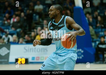 Newcastle, Royaume-Uni. 10 novembre 2017. Tony Hicks dribble le ballon pour Surrey Scorchers lors de leur match de la British Basketball League au Sport Central. Crédit : Colin Edwards/Alamy Live News Banque D'Images