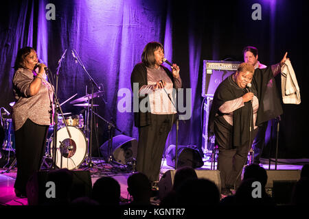 Eupen, Belgique. 10 nov, 2017. Le como mamas, daptone légendaire gospel singers d'effectuer à une salle comble en 2017 sur leur tournée européenne. crédit : ashley greb/Alamy live news Banque D'Images