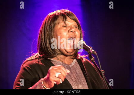 Eupen, Belgique. 10 nov, 2017. Le como mamas, daptone légendaire gospel singers d'effectuer à une salle comble en 2017 sur leur tournée européenne. crédit : ashley greb/Alamy live news Banque D'Images