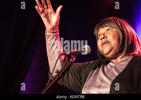 Eupen, Belgique. 10 nov, 2017. Le como mamas, daptone légendaire gospel singers d'effectuer à une salle comble en 2017 sur leur tournée européenne. crédit : ashley greb/Alamy live news Banque D'Images