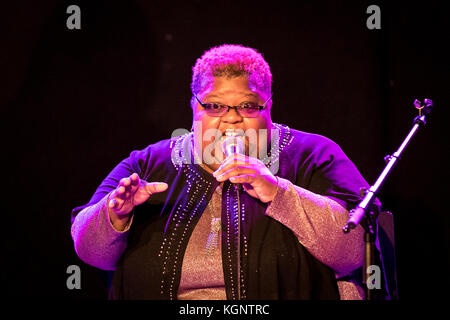 Eupen, Belgique. 10 nov, 2017. Le como mamas, daptone légendaire gospel singers d'effectuer à une salle comble en 2017 sur leur tournée européenne. crédit : ashley greb/Alamy live news Banque D'Images