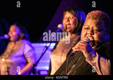 Eupen, Belgique. 10 nov, 2017. Le como mamas, daptone légendaire gospel singers d'effectuer à une salle comble en 2017 sur leur tournée européenne. crédit : ashley greb/Alamy live news Banque D'Images