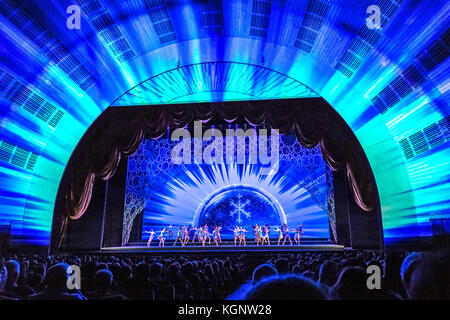 New York, États-Unis, 10 novembre 2017. Le Radio City Rockettes.effectuer pendant le jour de l'ouverture de spectacle de Noël 2017 à le Radio City Music Hall de New York. Les fêtes traditionnelles montrent que a débuté en 1933 se déroulera du 10 novembre 2017 au 1er janvier 2018. Photo par Enrique Shore/Alamy Live News Banque D'Images