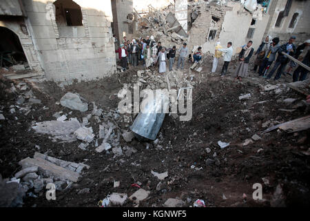 Sanaa, Yémen. 11th novembre 2017. Les Yéménites inspectent le site endommagé d'une attaque aérienne présumée menée par les Saoudiens visant le ministère de la Défense houthi contrôlé par les rebelles, à Sanaa (Yémen), 11 novembre 2017. Credit: Hani al-ANSI/dpa/Alay Live News Banque D'Images