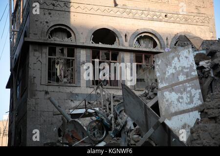 Sanaa, Yémen. 11 novembre 2017. Un garçon yéménite regarde par la fenêtre de sa maison endommagée après une frappe aérienne dirigée par l’Arabie saoudite qui a ciblé le ministère de la Défense contrôlé par les rebelles houthis, à Sanaa, Yémen, le 11 novembre 2017. Crédit : Hani Al-ANSI/dpa/Alamy Live News Banque D'Images