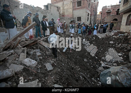 Sanaa, Yémen. 11th novembre 2017. Les Yéménites inspectent le site endommagé d'une attaque aérienne présumée menée par les Saoudiens visant le ministère de la Défense houthi contrôlé par les rebelles, à Sanaa (Yémen), 11 novembre 2017. Credit: Hani al-ANSI/dpa/Alay Live News Banque D'Images