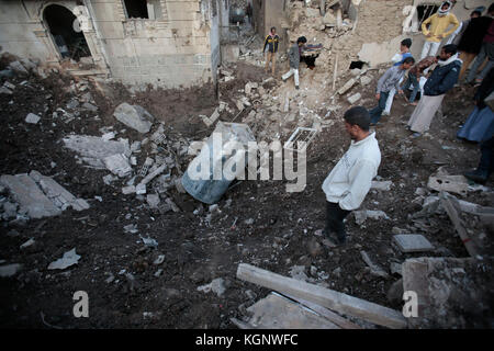 Sanaa, Yémen. 11th novembre 2017. Les Yéménites inspectent le site endommagé d'une attaque aérienne présumée menée par les Saoudiens visant le ministère de la Défense houthi contrôlé par les rebelles, à Sanaa (Yémen), 11 novembre 2017. Credit: Hani al-ANSI/dpa/Alay Live News Banque D'Images