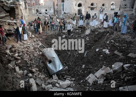 Sanaa, Yémen. 11th novembre 2017. Les Yéménites inspectent le site endommagé d'une attaque aérienne présumée menée par les Saoudiens visant le ministère de la Défense houthi contrôlé par les rebelles, à Sanaa (Yémen), 11 novembre 2017. Credit: Hani al-ANSI/dpa/Alay Live News Banque D'Images