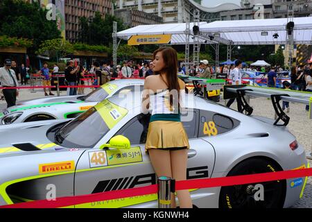 Grand Prix de Macao Girl posing pendant l'inauguration du 64e Grand Prix de Macao Banque D'Images