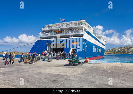 L'embarquement des voyageurs à Blue Star Ferry, ferry port de Parikia, l'île de Paros, Cyclades, Mer Égée, Grèce Banque D'Images