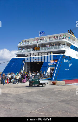 L'embarquement des voyageurs à Blue Star Ferry, ferry port de Parikia, l'île de Paros, Cyclades, Mer Égée, Grèce Banque D'Images