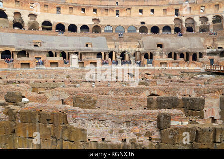 Roma, Italie - 01 octobre 2017 : Colisée, le colisée ou amphithéâtre Flavien, coloseo plus grand jamais construit symbole de l'ancienne ville des roms dans l'empire romain. Banque D'Images