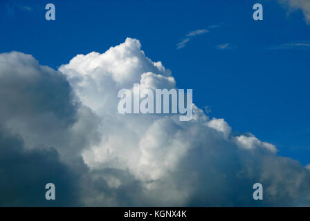 Soleil et ombre sur les nuages Banque D'Images