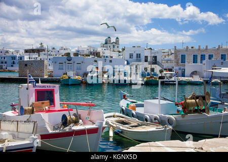 Bateaux de pêche au port de Naoussa, Paros, Cyclades, Mer Égée, Grèce Banque D'Images